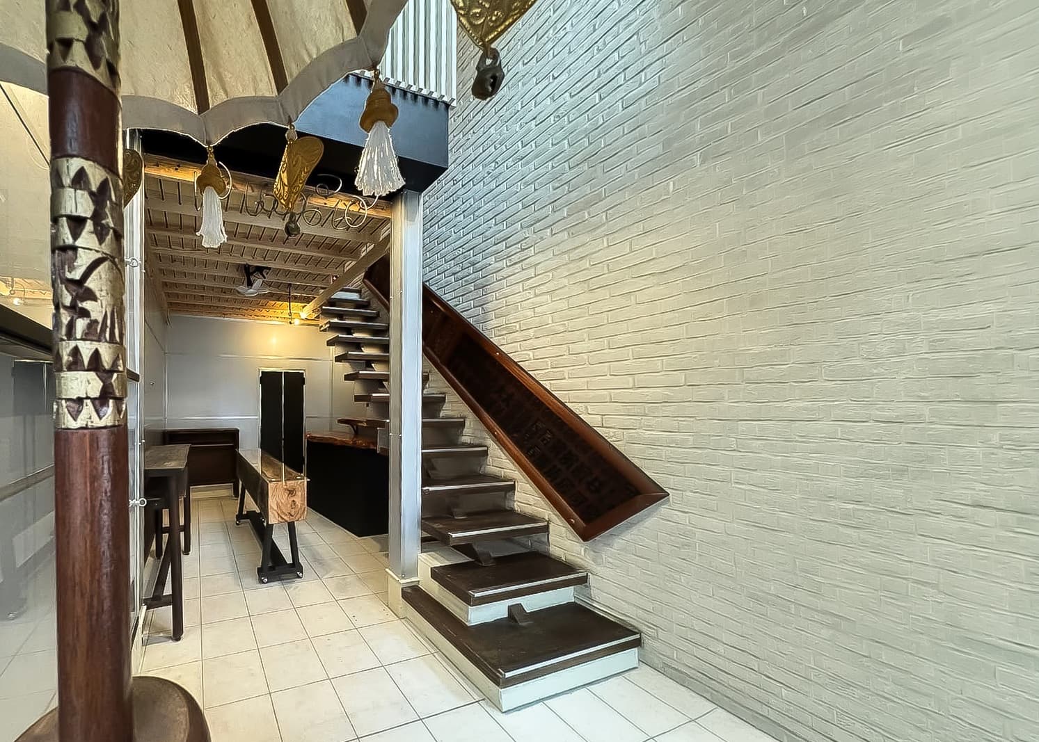 Atelier'cuzn de ban su staircase and interior